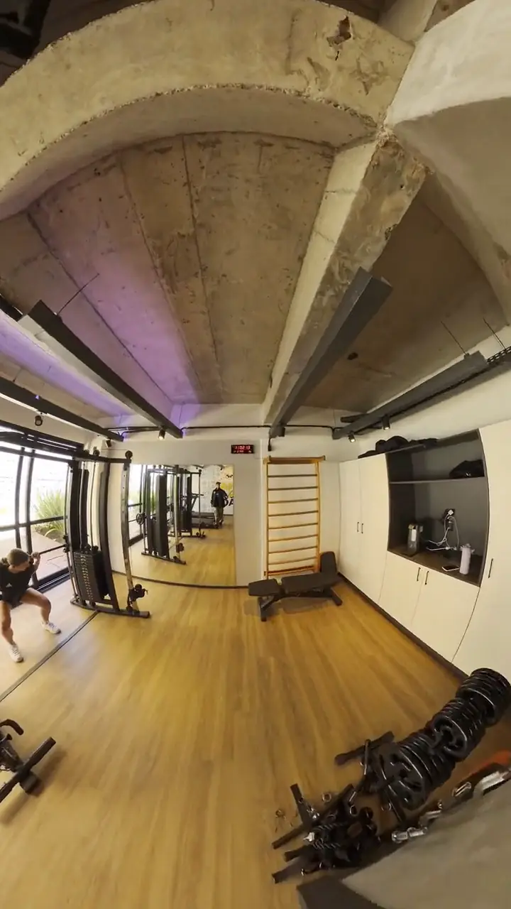 Academia com esteiras, estação de musculação e janelas para a rua, em vídeo 360º reenquadrado